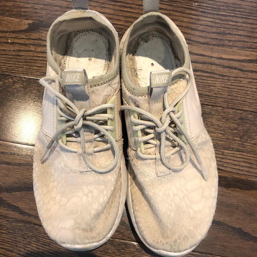 Nike trainers beige color size 6